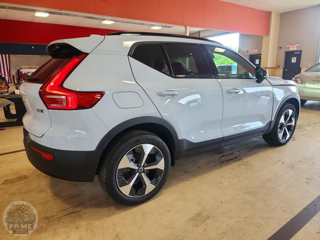 2026 VOLVO XC40 — фото 9