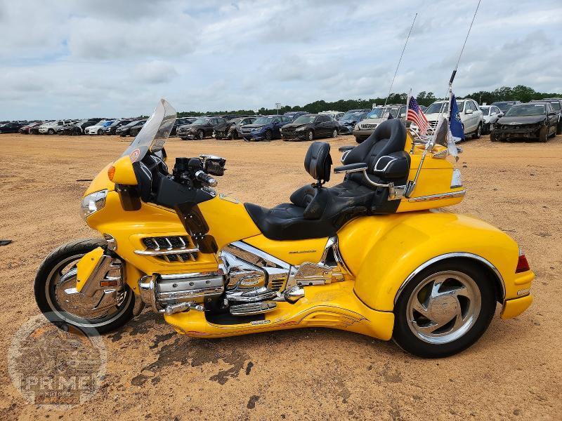 2010 HONDA GL1800 — фото 3