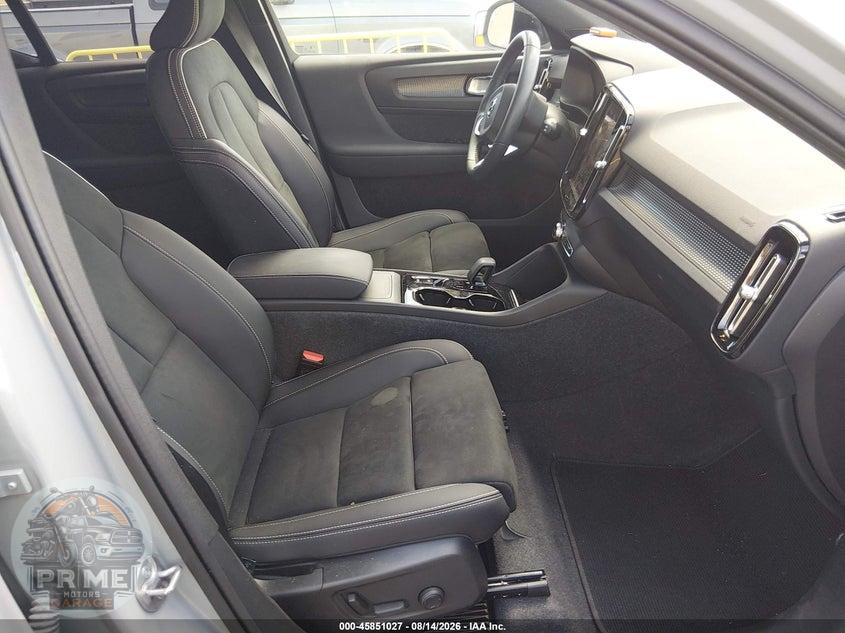 2024 VOLVO XC40 B5 PLUS DARK THEME — фото 5