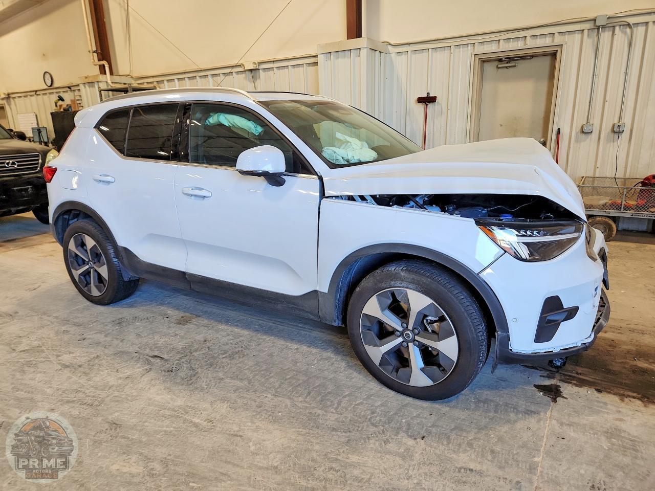 2025 VOLVO XC40 — фото 4