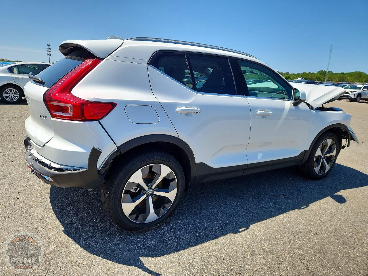 2025 VOLVO XC40 — фото 3