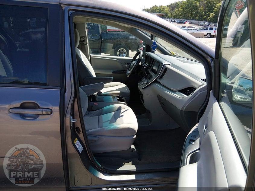 2017 TOYOTA SIENNA LE 8 PASSENGER — фото 5