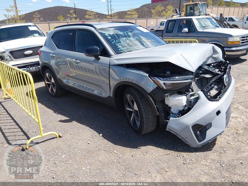 2024 VOLVO XC40 B5 PLUS DARK THEME — фото 1