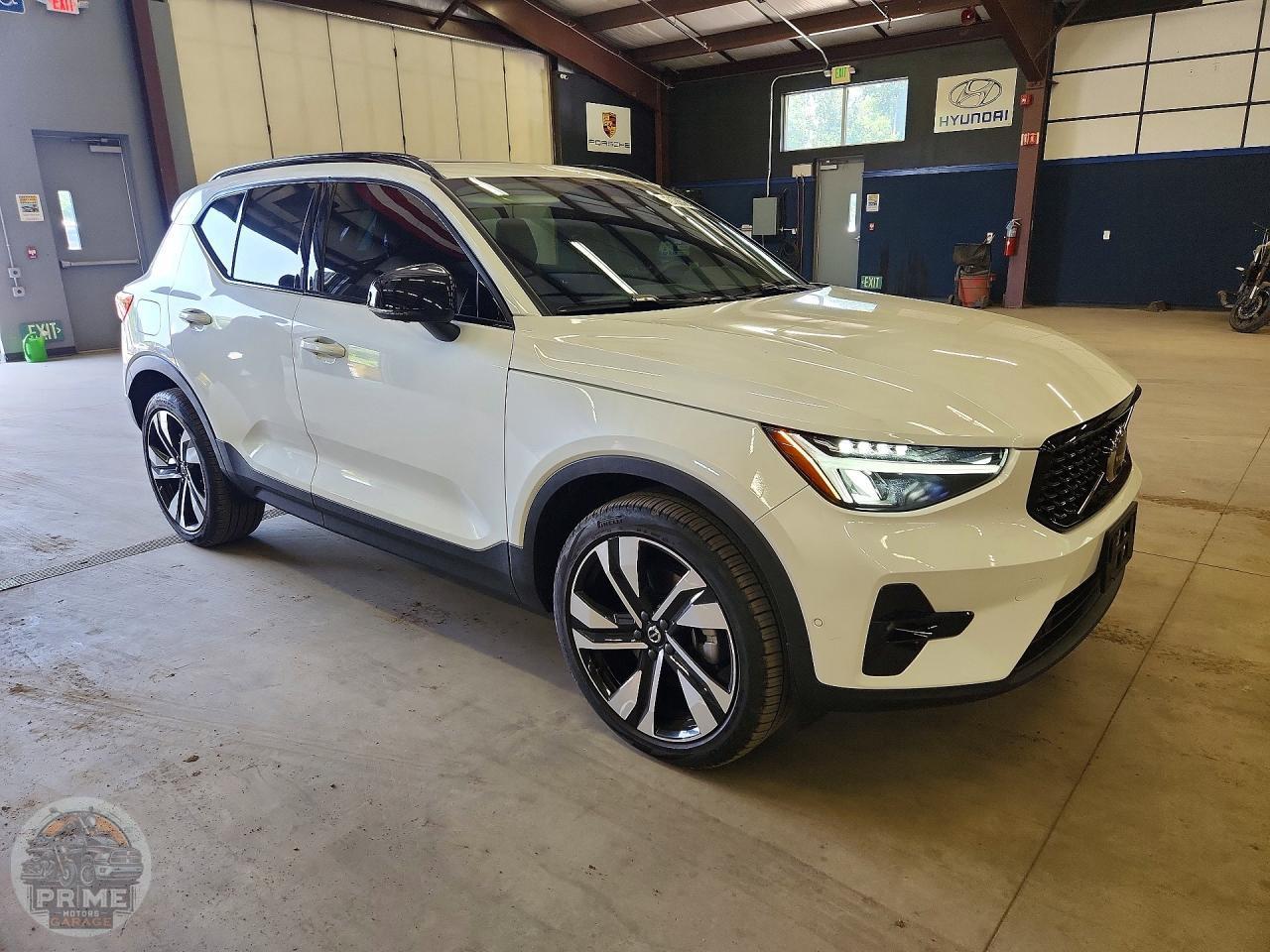 2023 VOLVO XC40 — фото 4