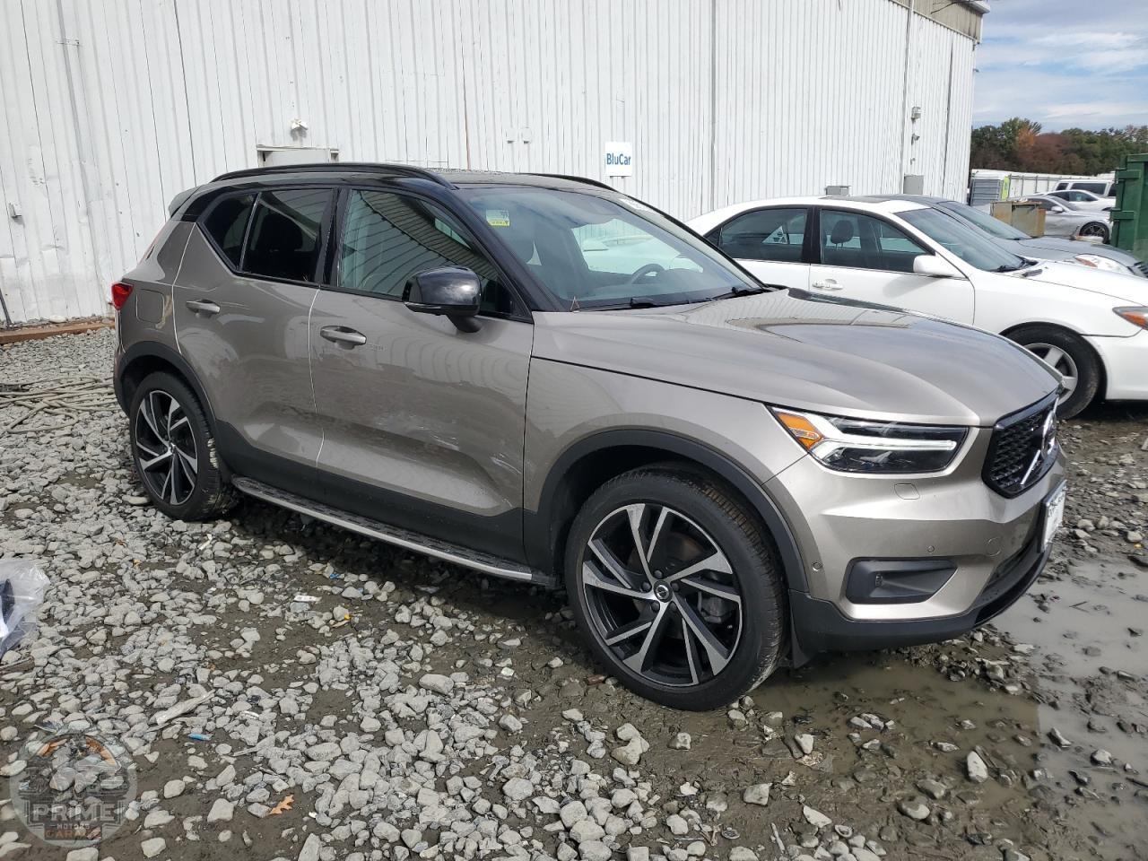 2022 VOLVO XC40 — фото 4