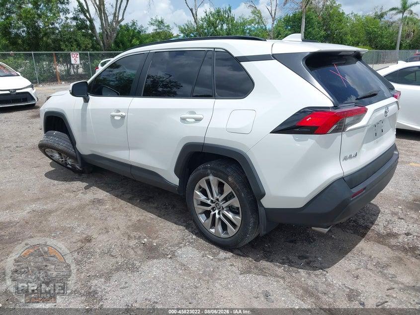 2024 TOYOTA RAV4 XLE PREMIUM — фото 3