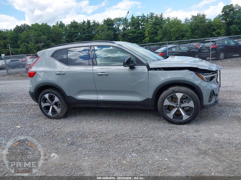 2026 VOLVO XC40 PLUS, B5 AWD GAS (MILD HYBRID), DARK — фото 13