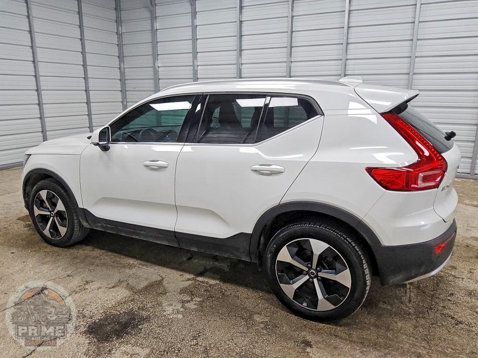 2025 VOLVO XC40 — фото 2