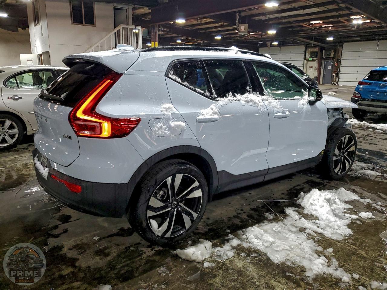 2025 VOLVO XC40 — фото 3