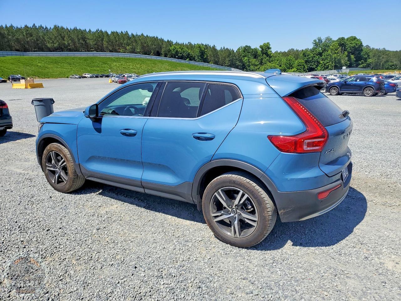2025 VOLVO XC40 — фото 2