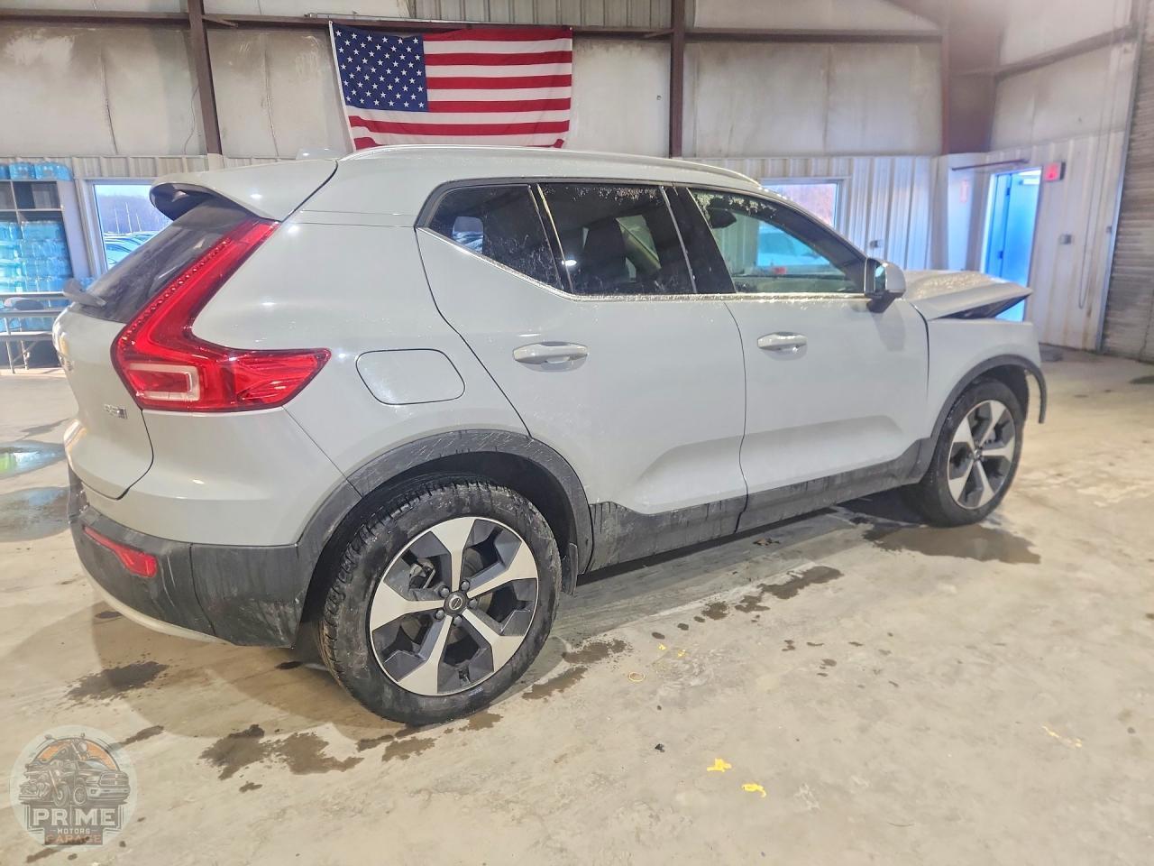 2025 VOLVO XC40 — фото 3