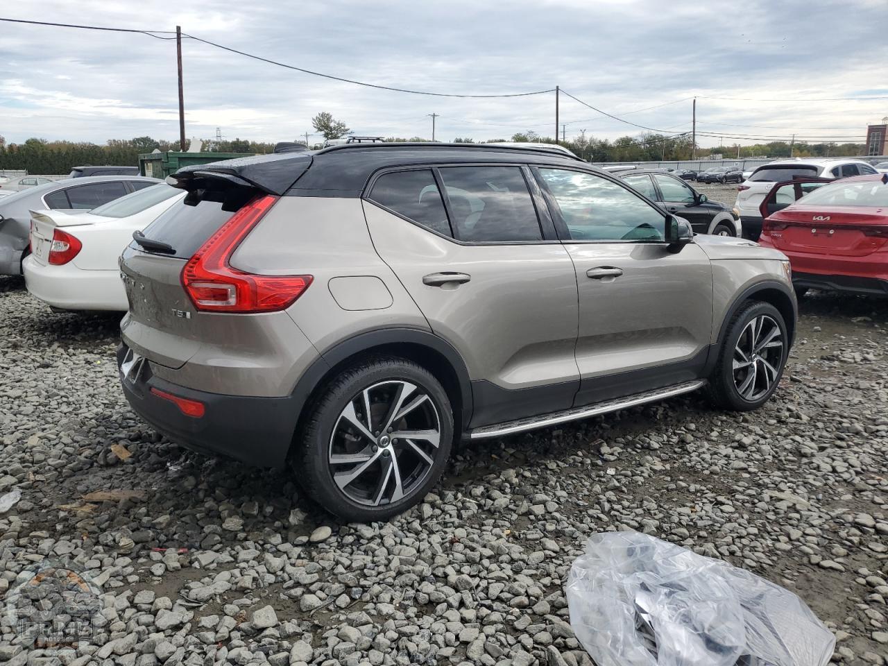 2022 VOLVO XC40 — фото 3