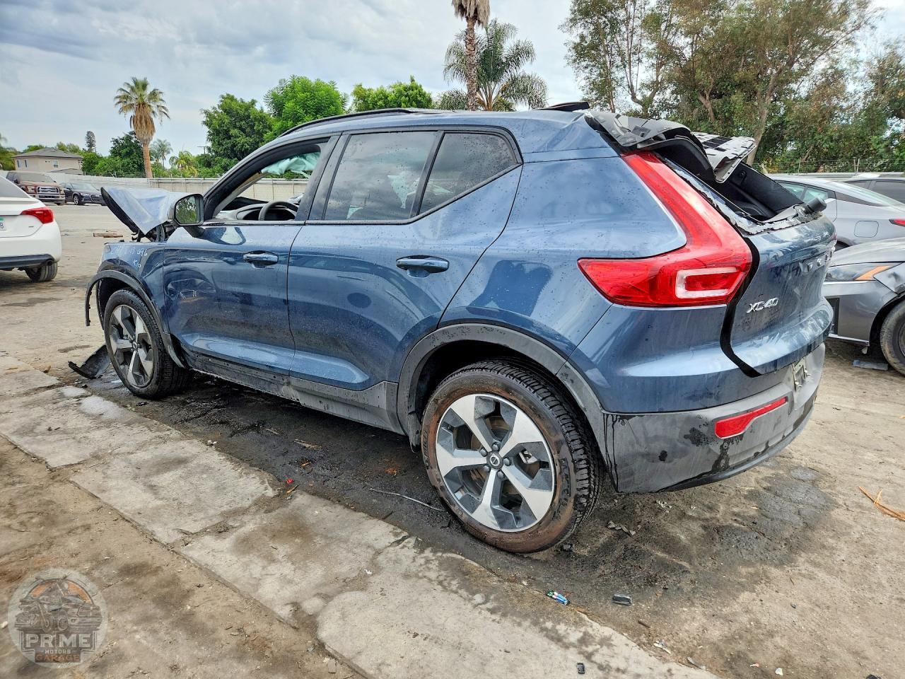 2026 VOLVO XC40 — фото 2