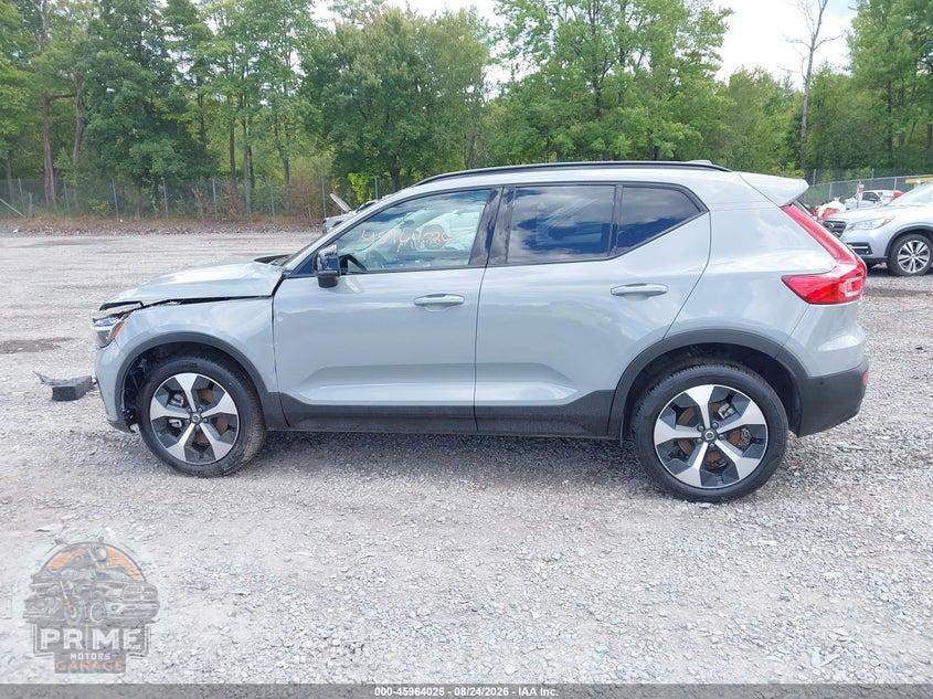 2026 VOLVO XC40 PLUS, B5 AWD GAS (MILD HYBRID), DARK — фото 14