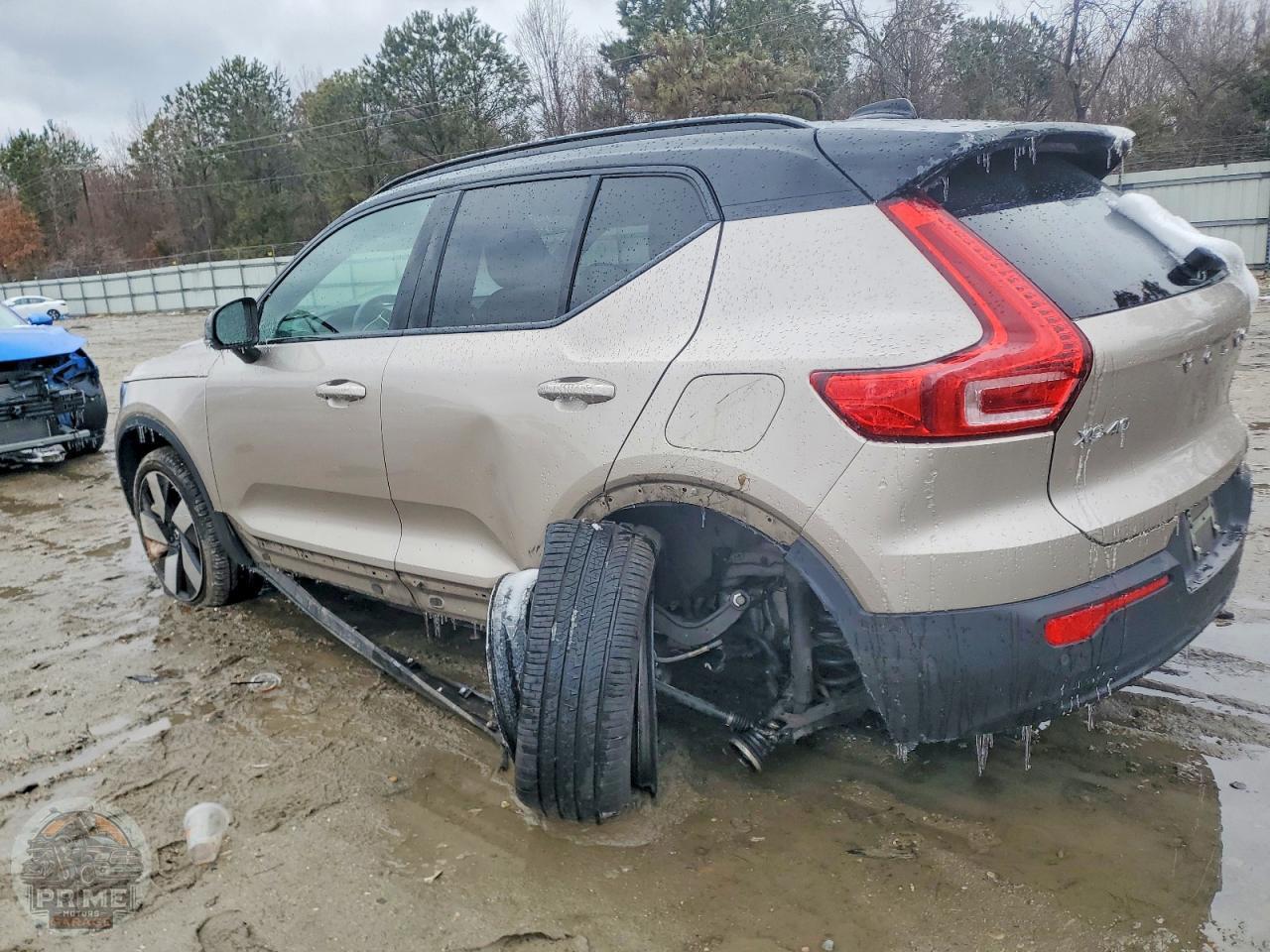 2023 VOLVO XC40 — фото 2