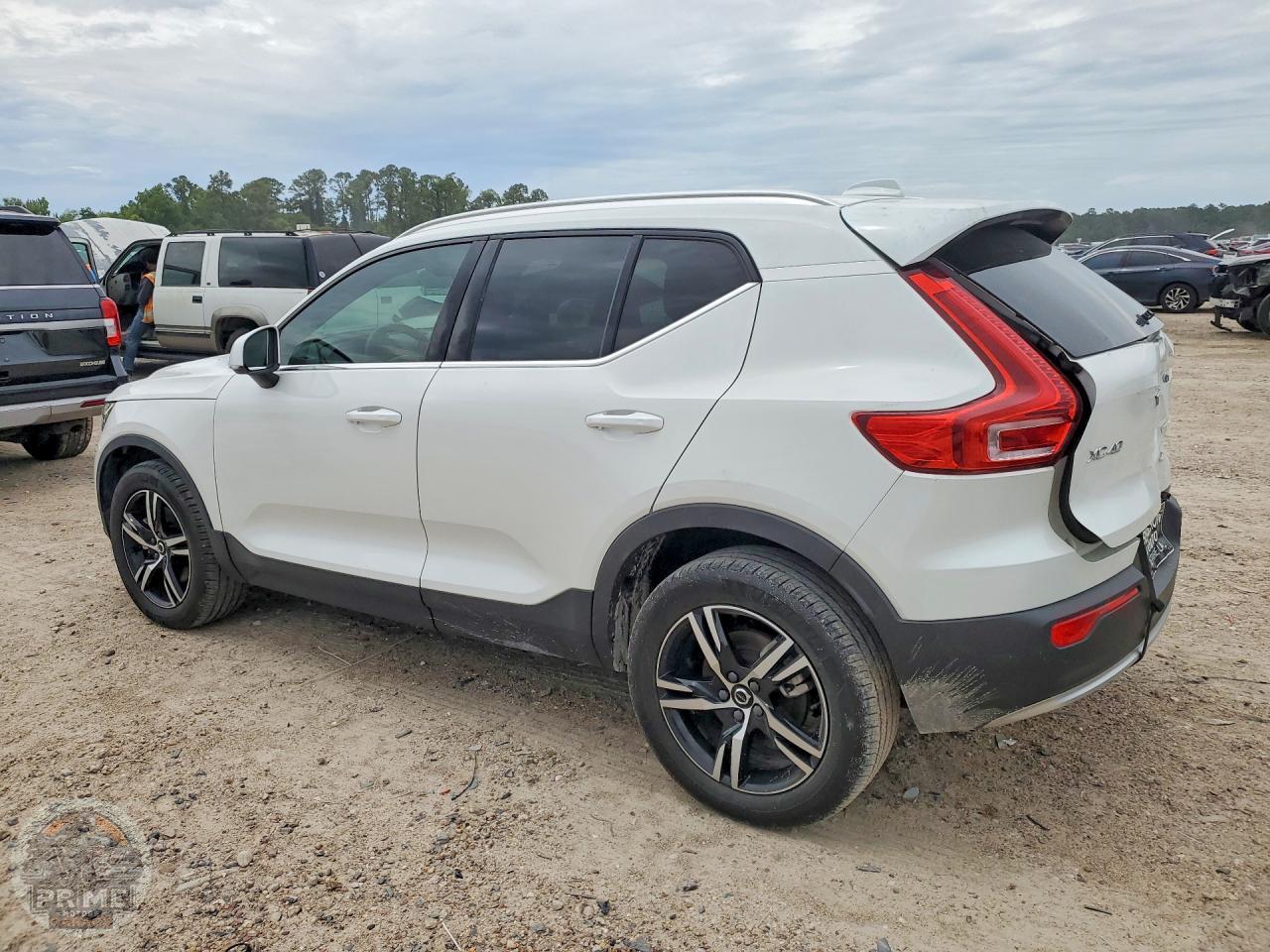 2024 VOLVO XC40 — фото 2