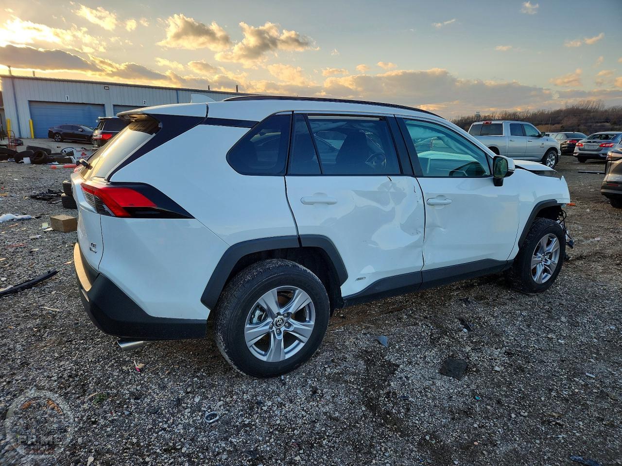 2025 TOYOTA RAV4 — фото 3