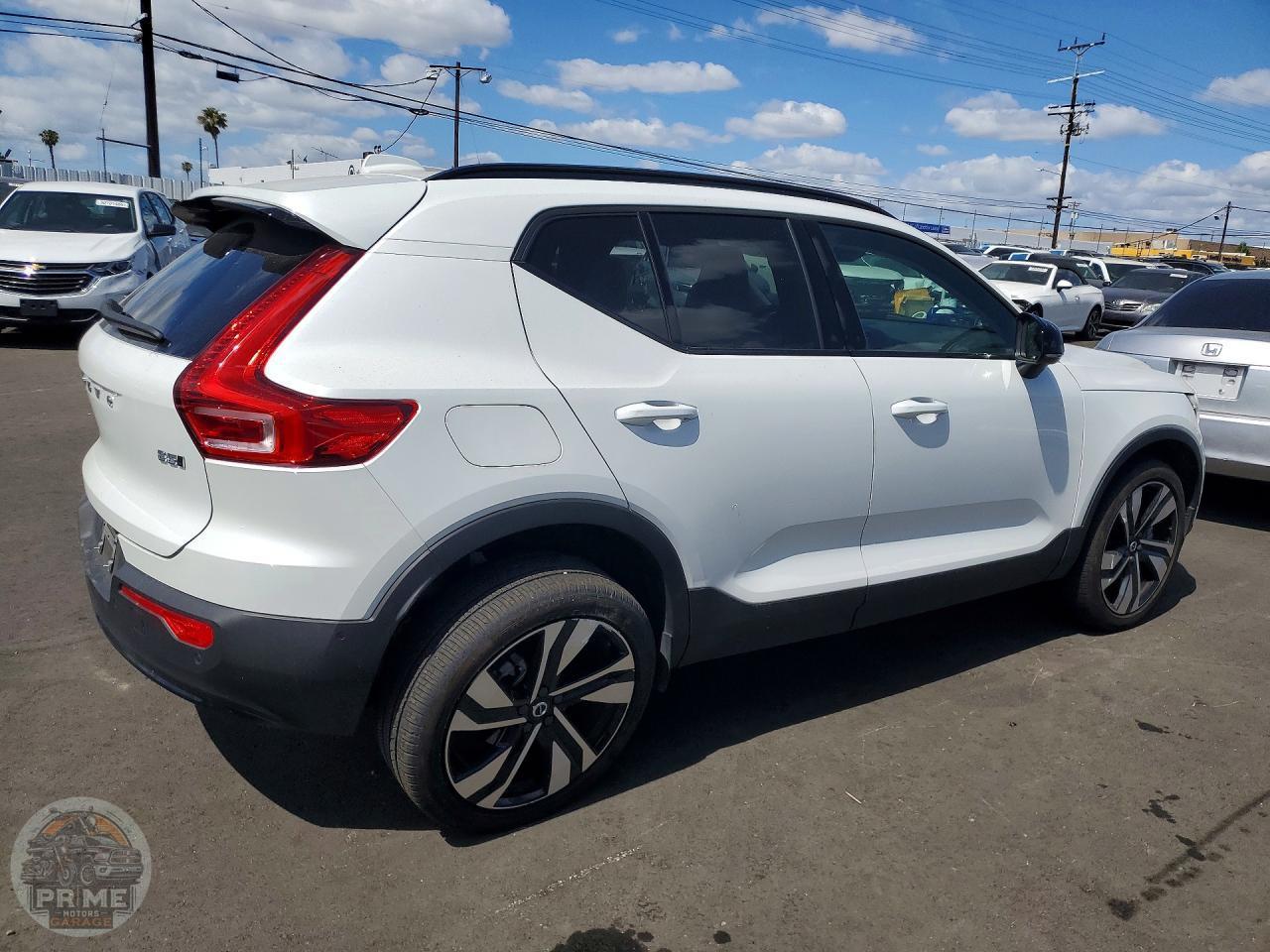 2024 VOLVO XC40 — фото 3