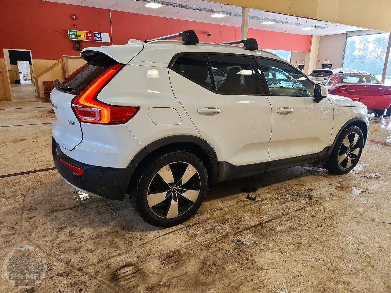 2021 VOLVO XC40 — фото 3