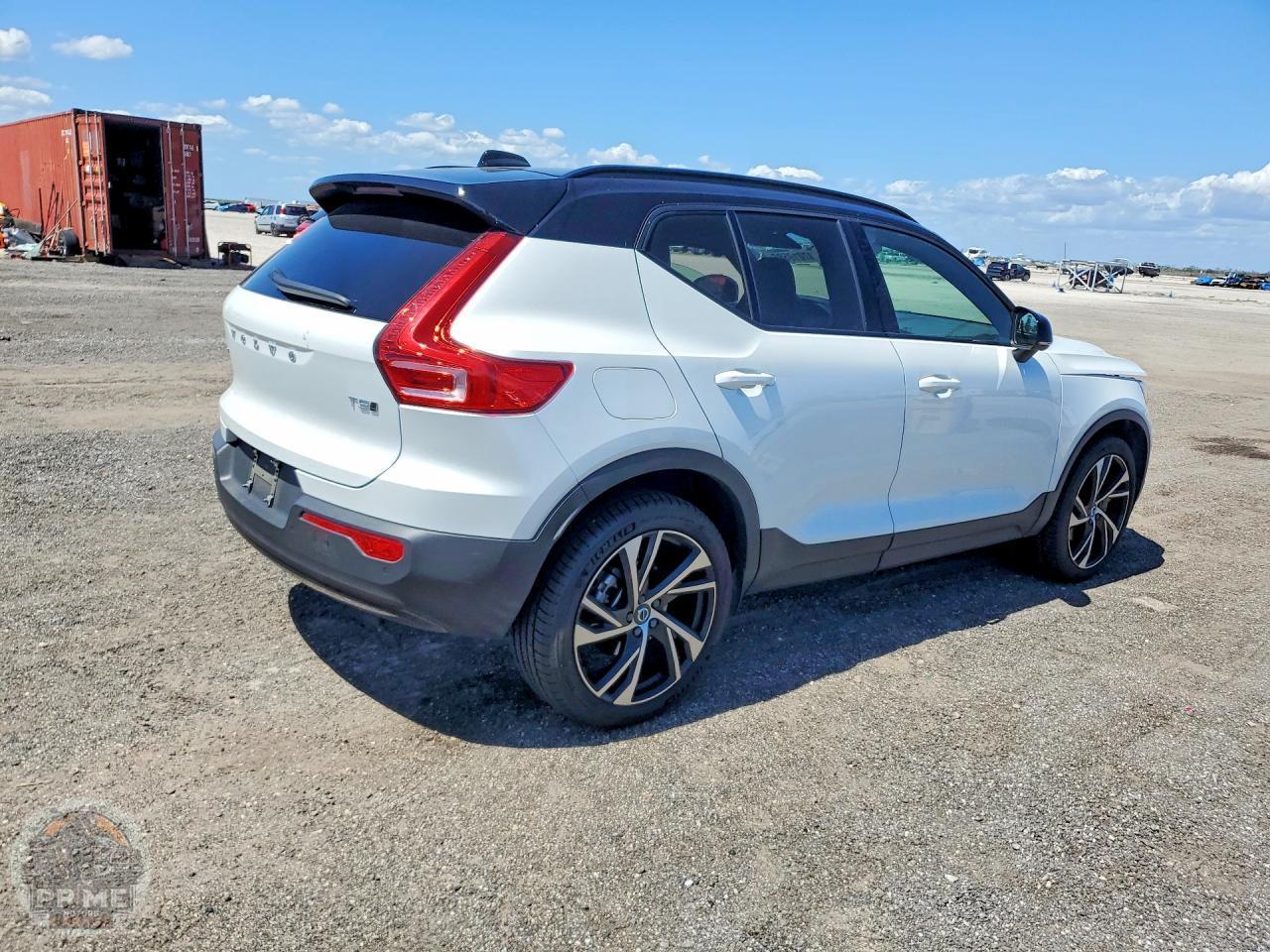 2022 VOLVO XC40 — фото 3
