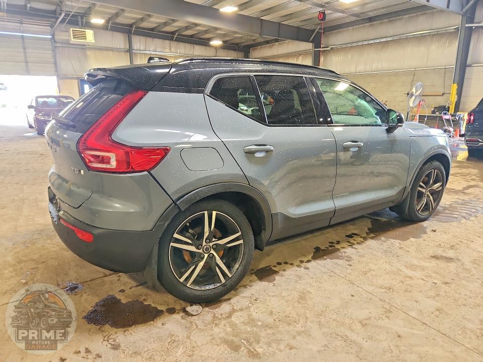 2021 VOLVO XC40 — фото 3