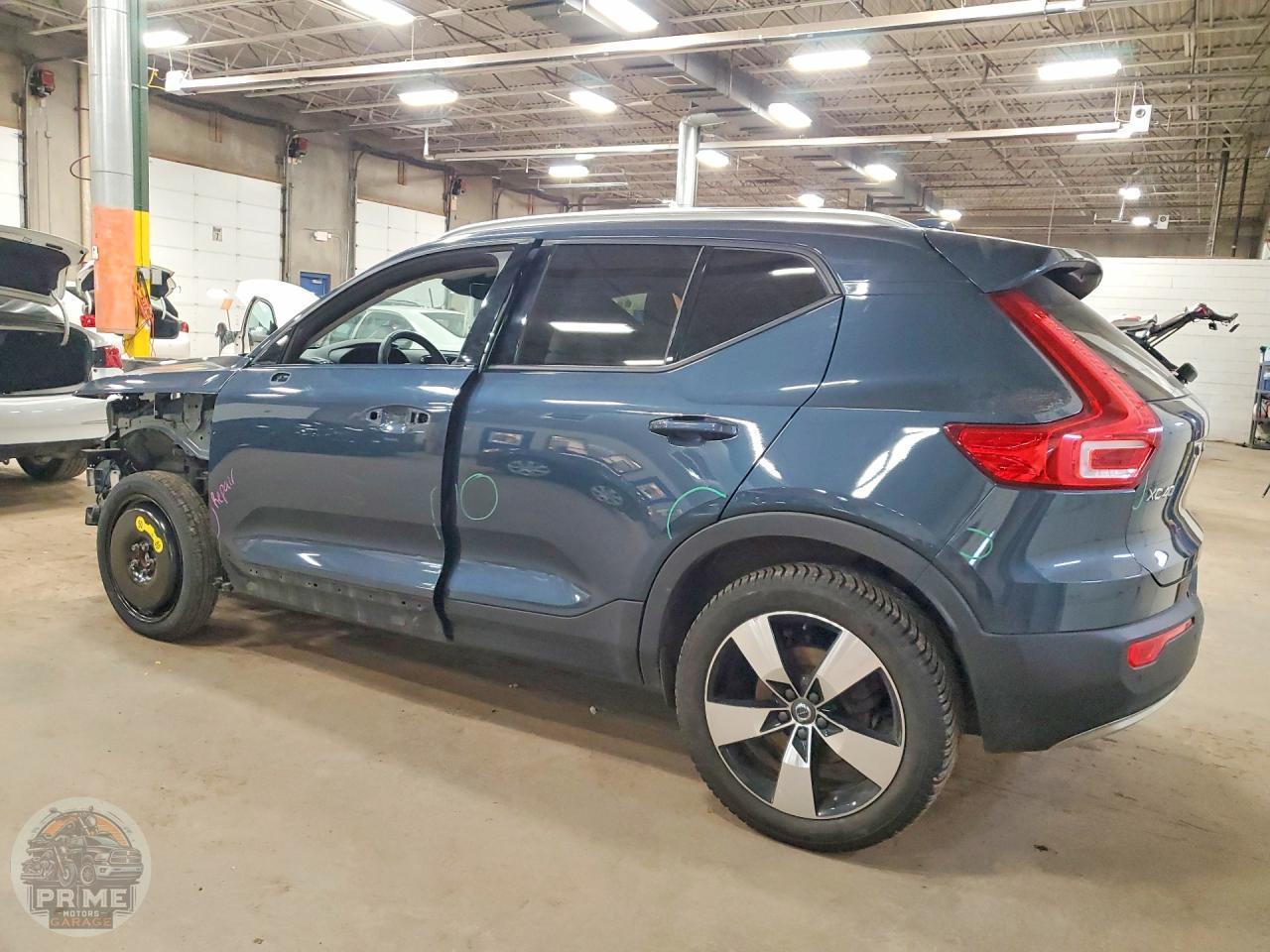 2022 VOLVO XC40 — фото 2