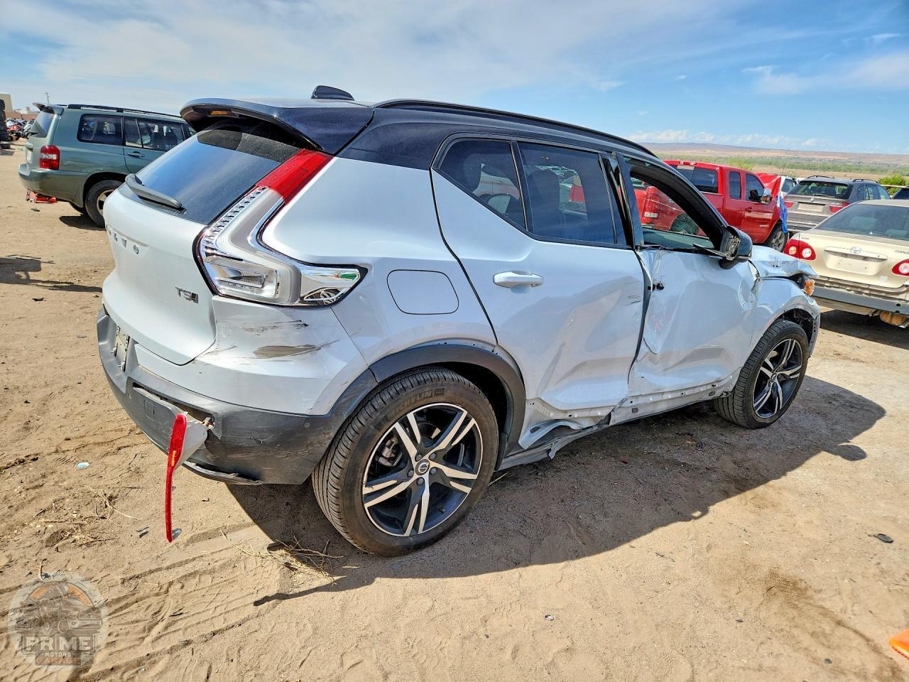 2022 VOLVO XC40 — фото 3