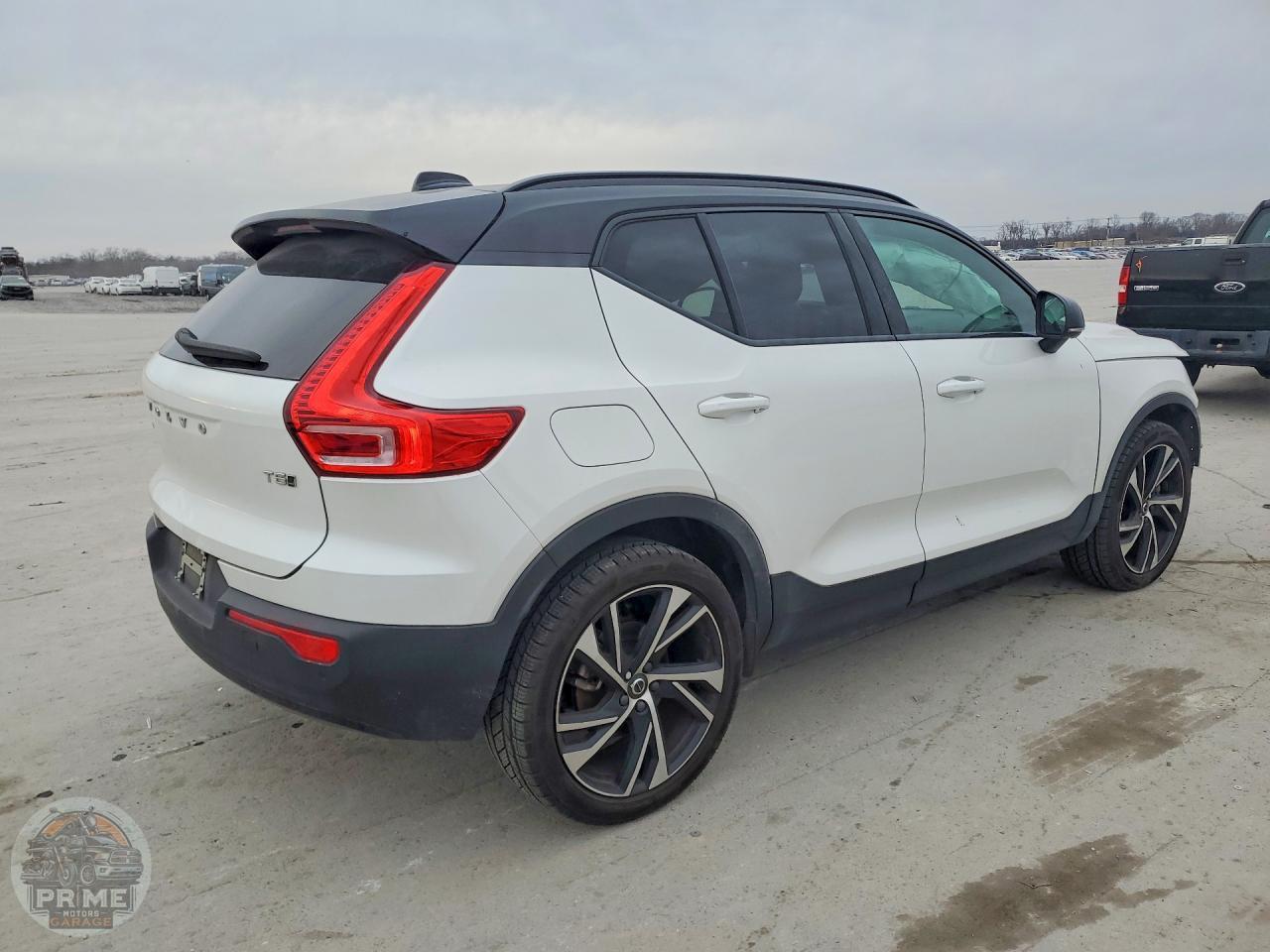 2022 VOLVO XC40 — фото 3