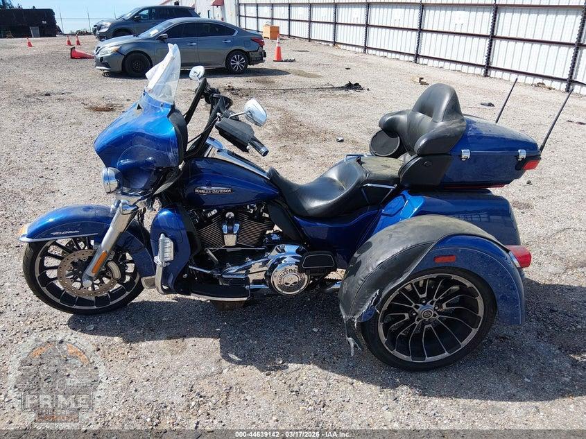 2017 HARLEY-DAVIDSON FLHTCUTG (TRI GLIDE ULTRA CLASSIC) TRI GLIDE ULTRA — фото 12