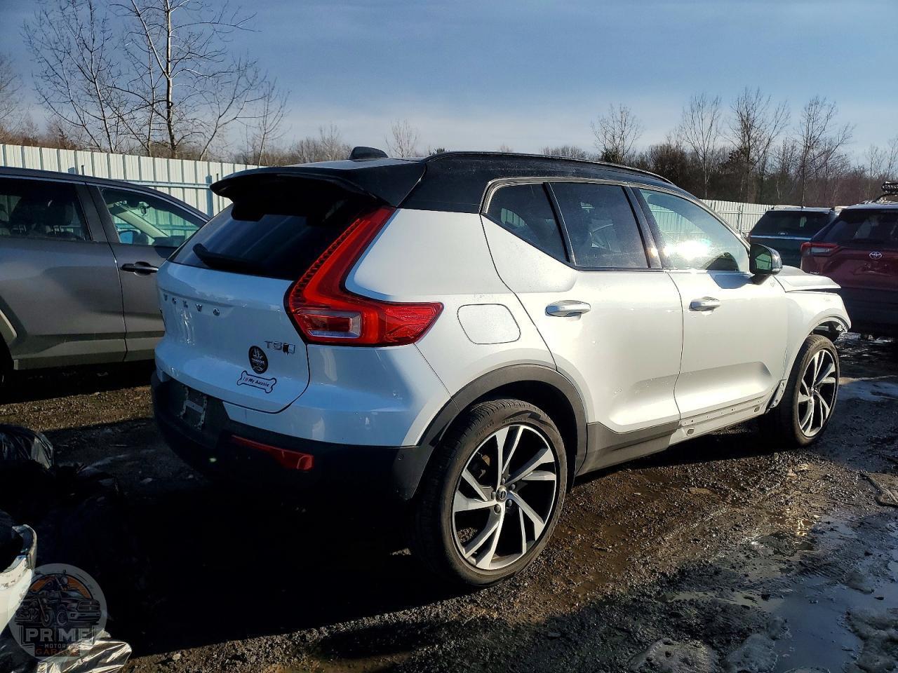 2022 VOLVO XC40 — фото 3