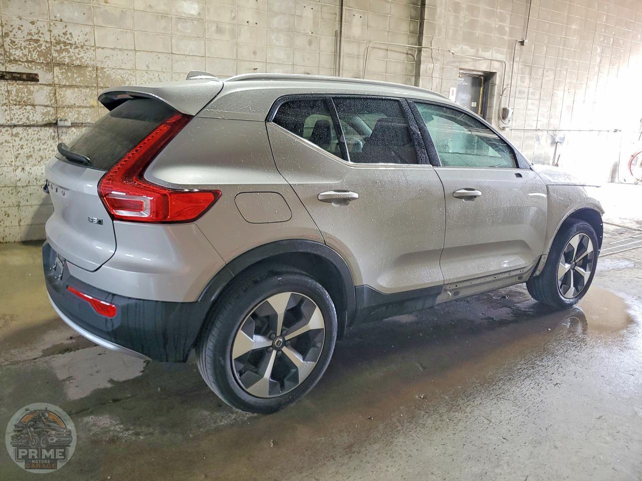 2025 VOLVO XC40 — фото 3