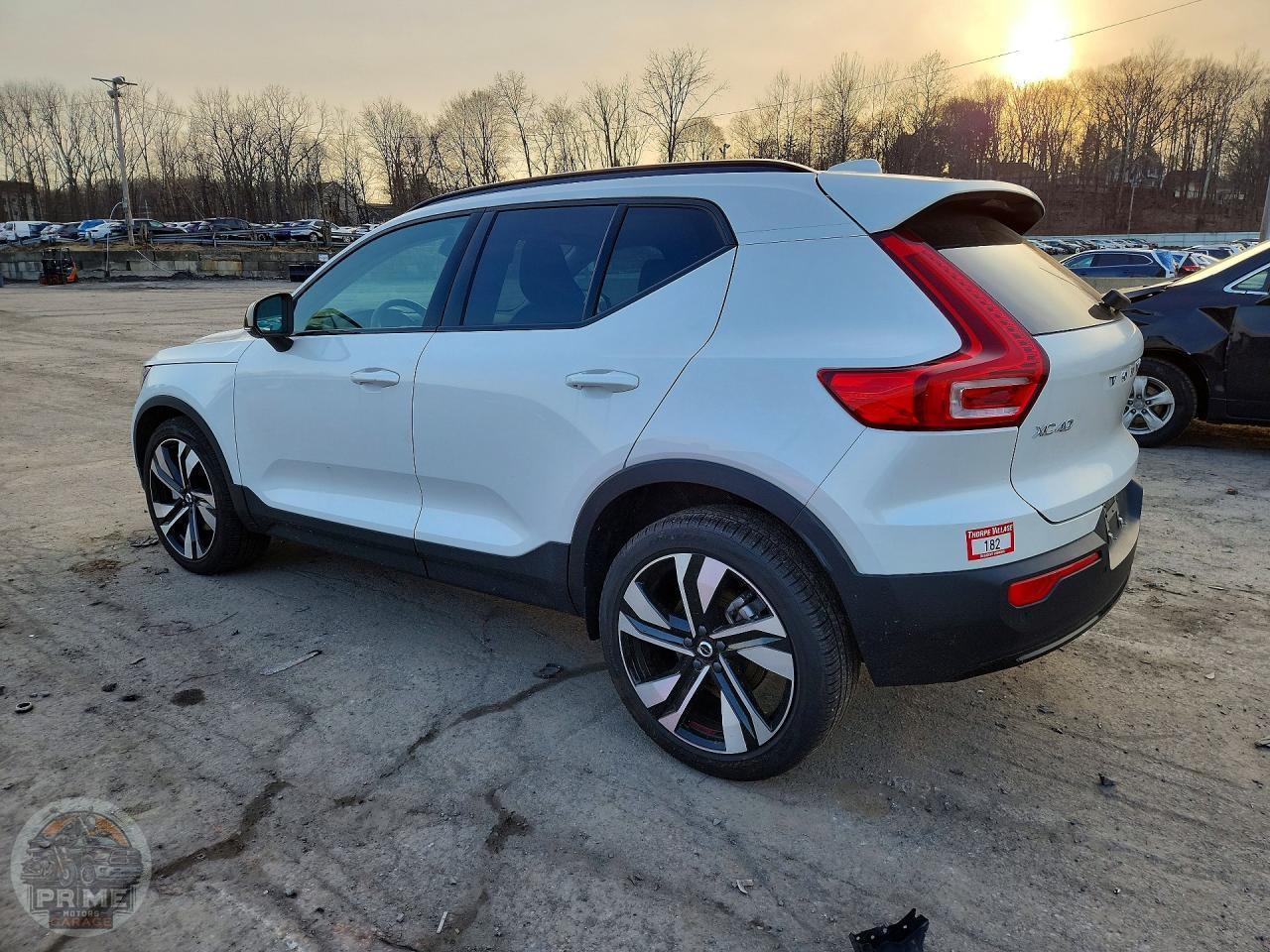 2025 VOLVO XC40 — фото 2