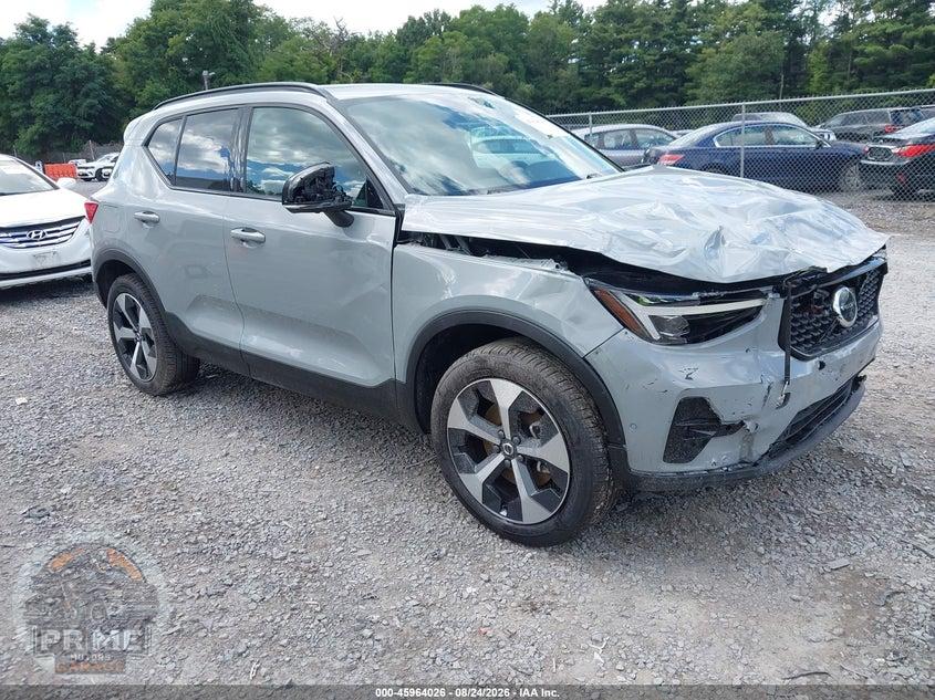 2026 VOLVO XC40 PLUS, B5 AWD GAS (MILD HYBRID), DARK — фото 1