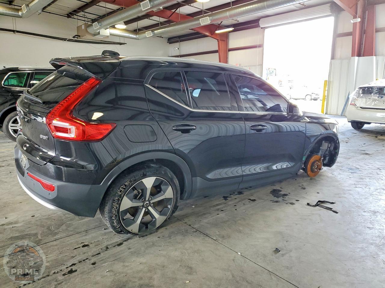 2023 VOLVO XC40 — фото 3