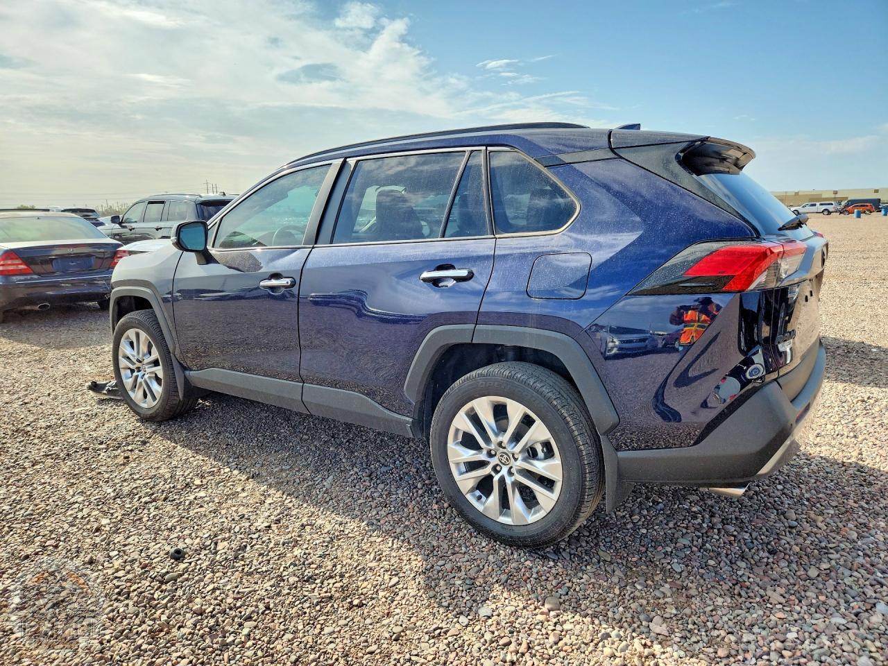 2025 TOYOTA RAV4 — фото 3