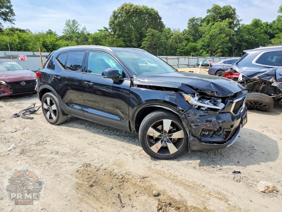 2022 VOLVO XC40 — фото 4
