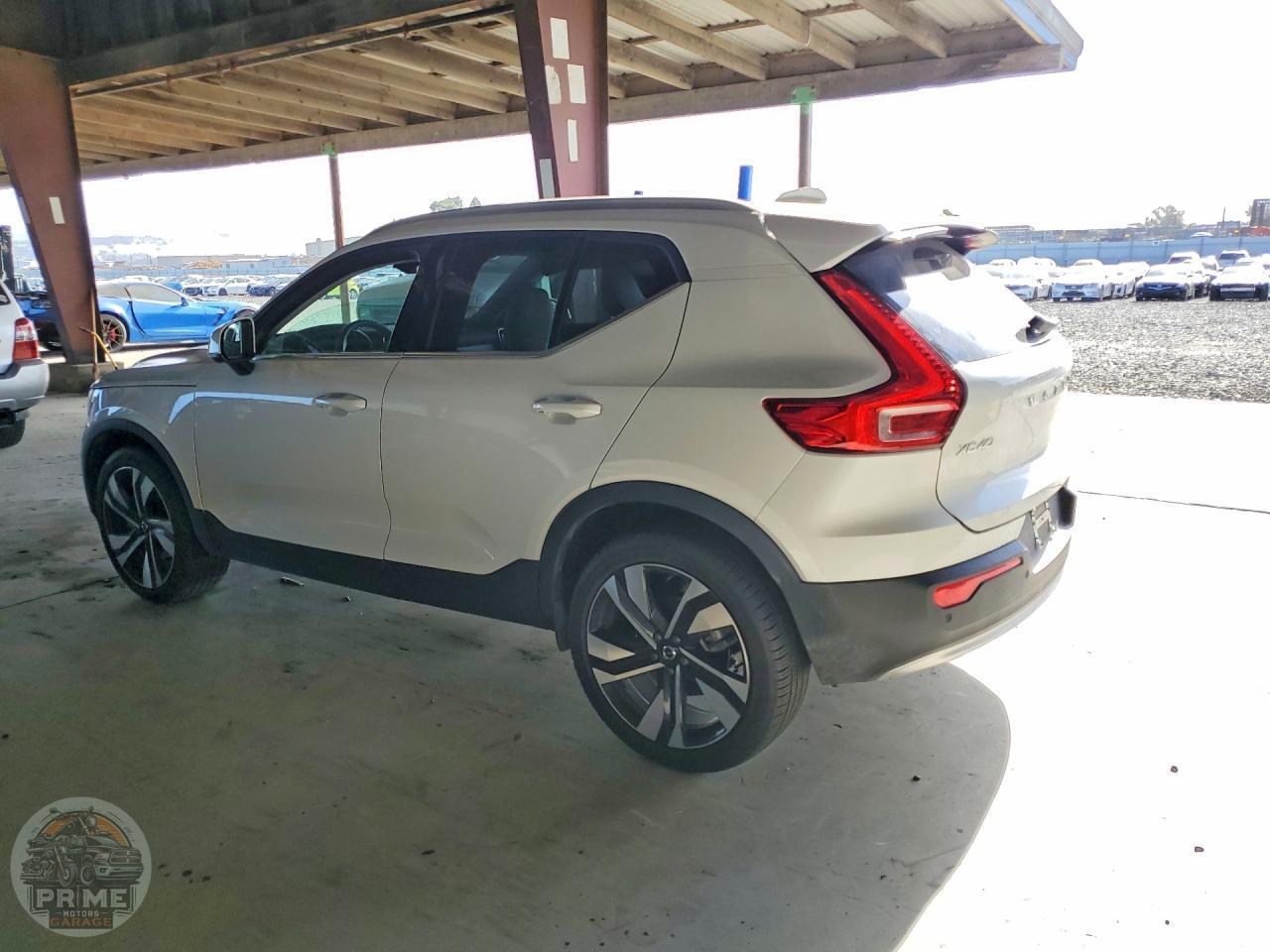 2023 VOLVO XC40 — фото 2