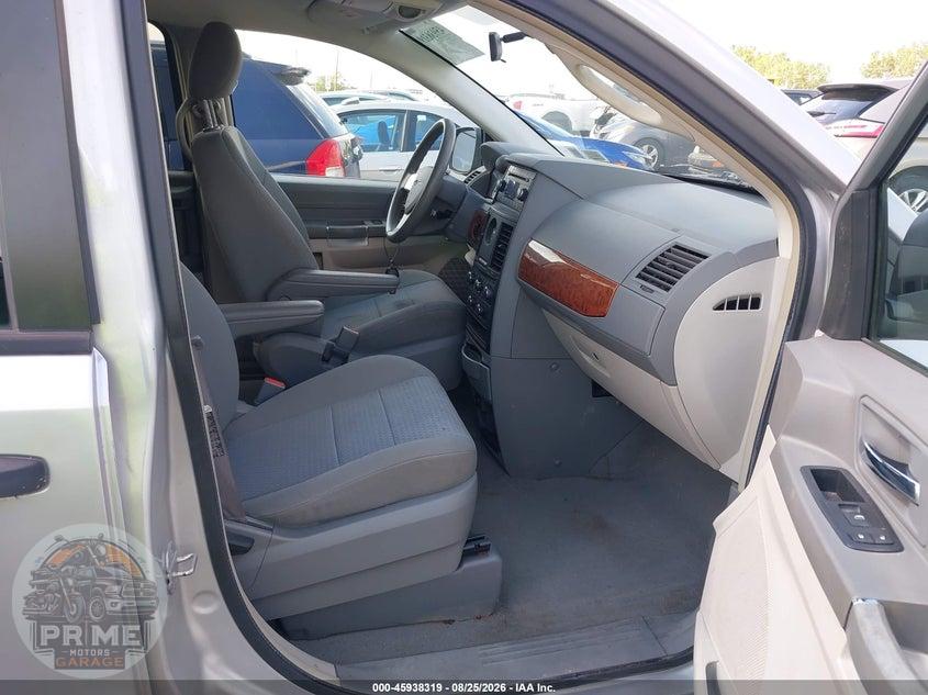 2008 CHRYSLER TOWN & COUNTRY LX — фото 5
