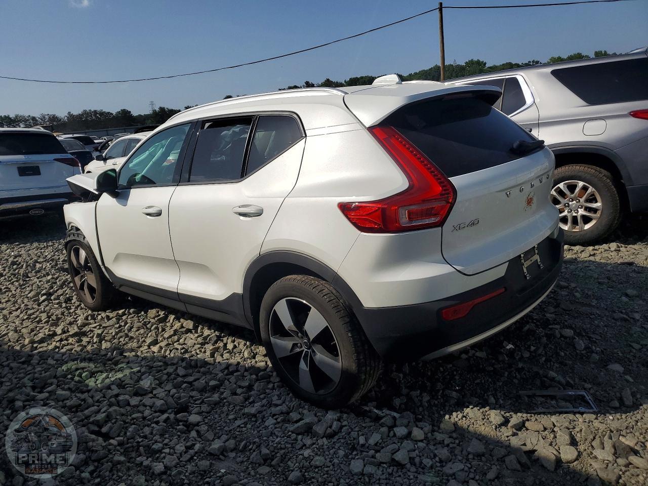 2021 VOLVO XC40 — фото 2