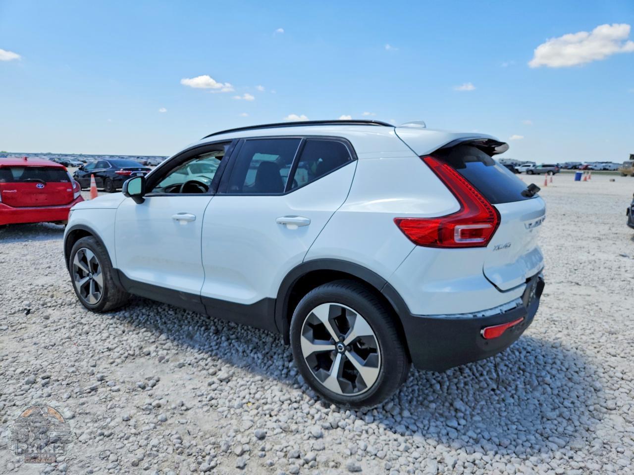 2023 VOLVO XC40 — фото 2