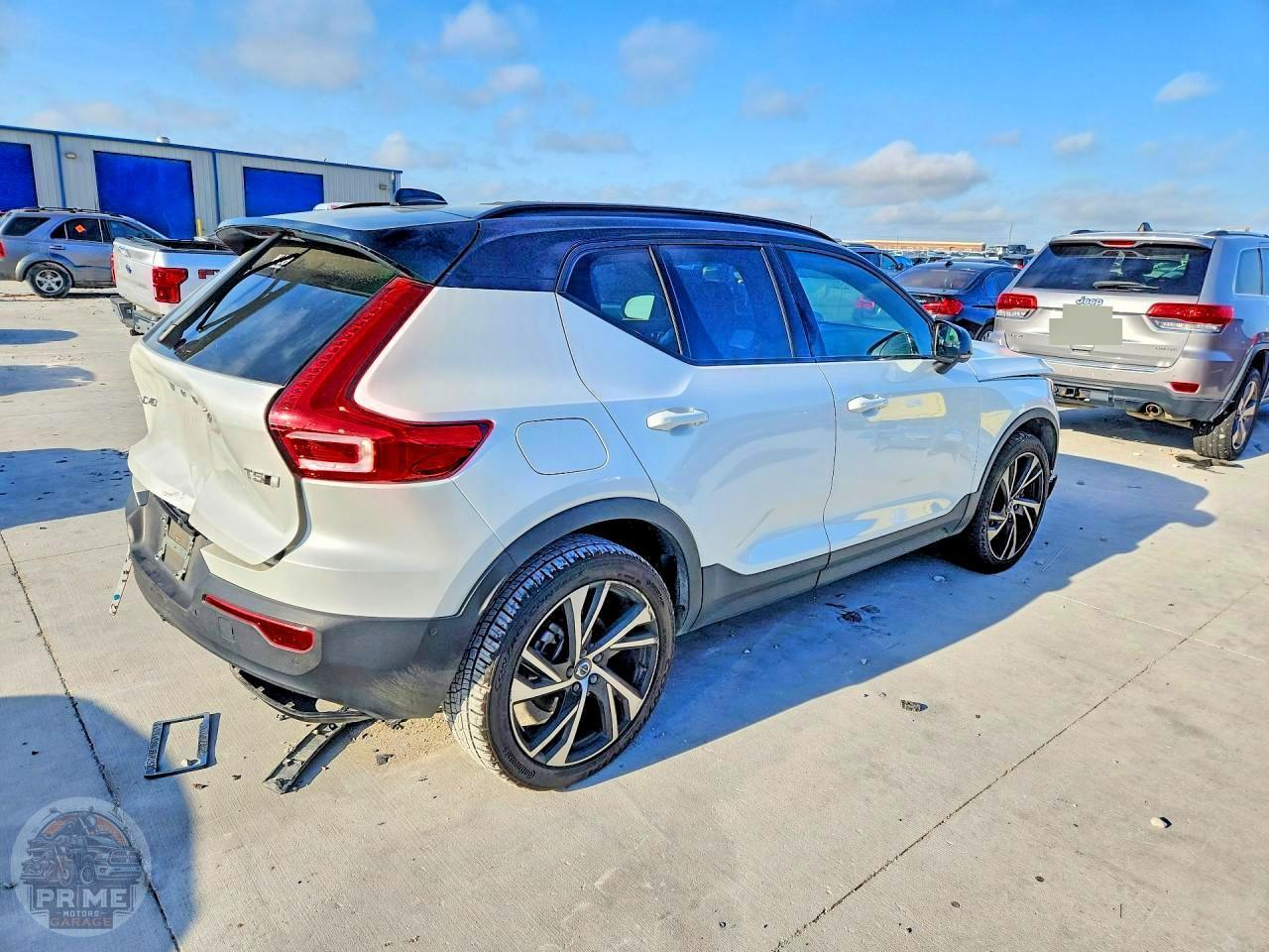 2022 VOLVO XC40 — фото 3