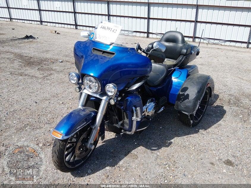 2017 HARLEY-DAVIDSON FLHTCUTG (TRI GLIDE ULTRA CLASSIC) TRI GLIDE ULTRA — фото 2