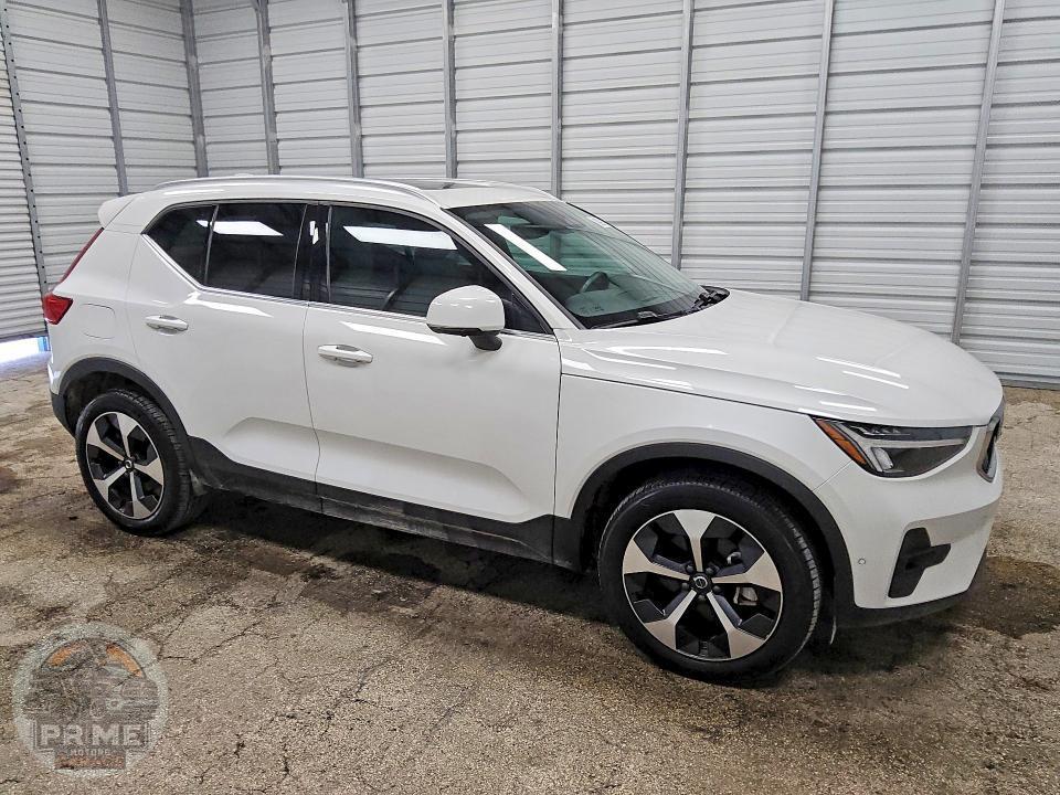 2025 VOLVO XC40 — фото 4