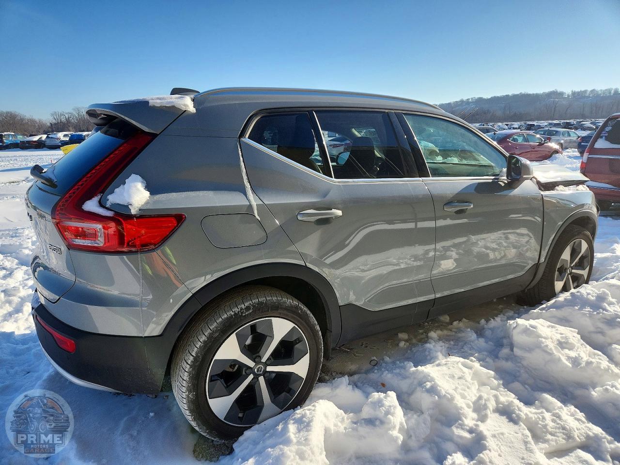 2025 VOLVO XC40 — фото 3