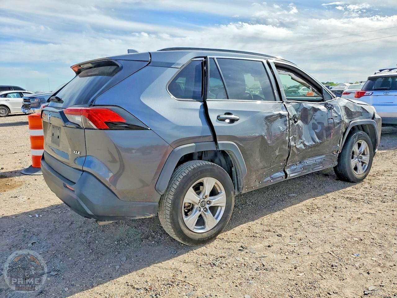 2020 TOYOTA RAV4 — фото 3