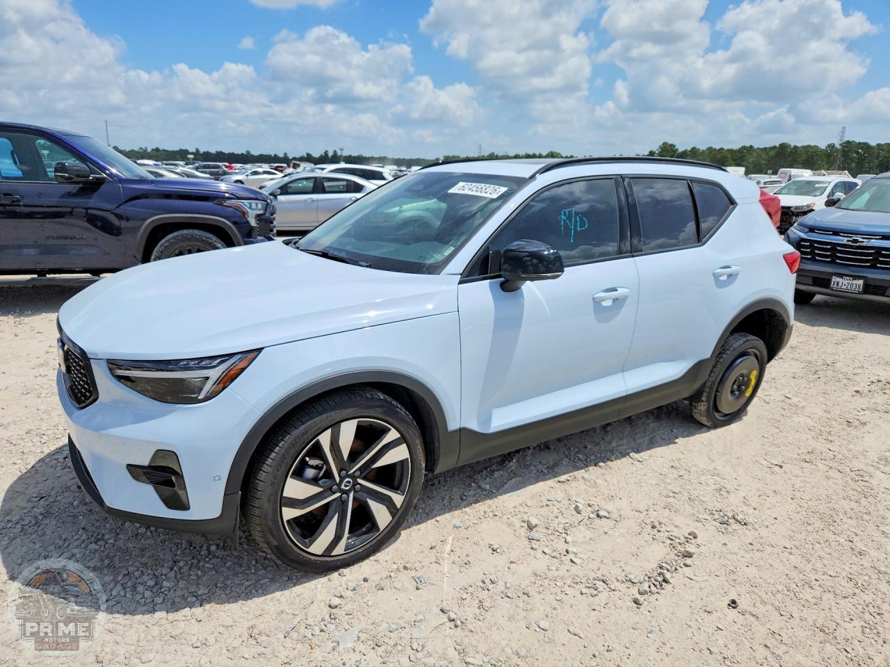 2025 VOLVO XC40 — фото 2
