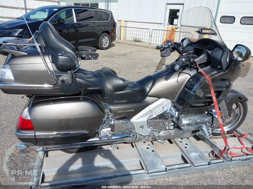 2010 HONDA GL1800 — фото 12