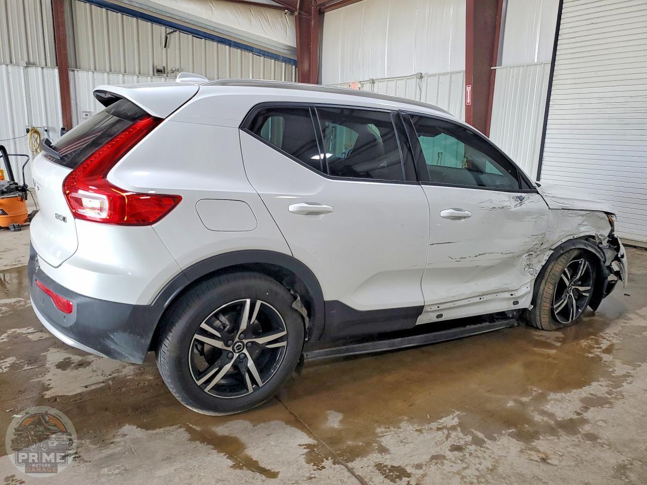 2023 VOLVO XC40 — фото 3