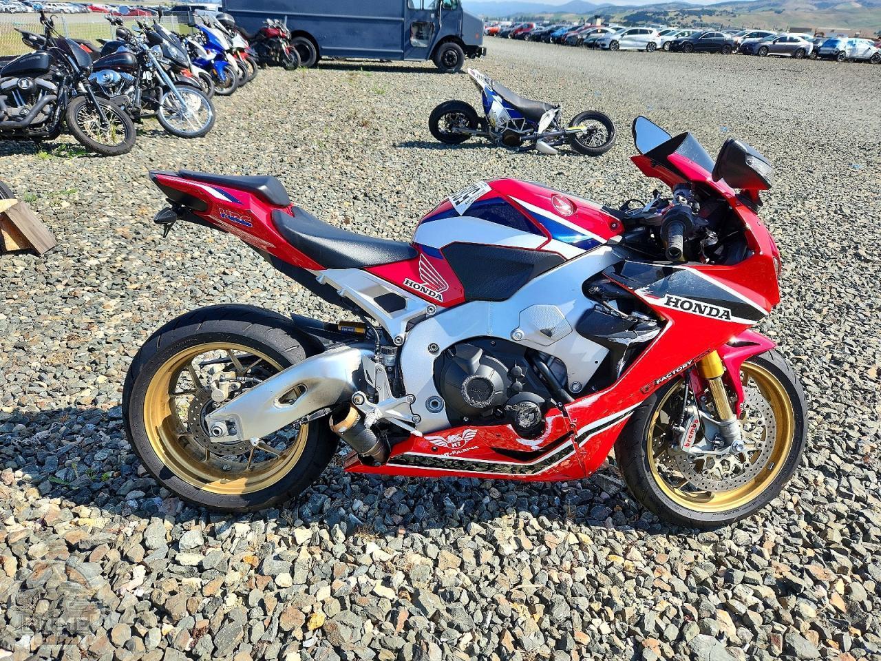 2019 HONDA CBR1000 — фото 1