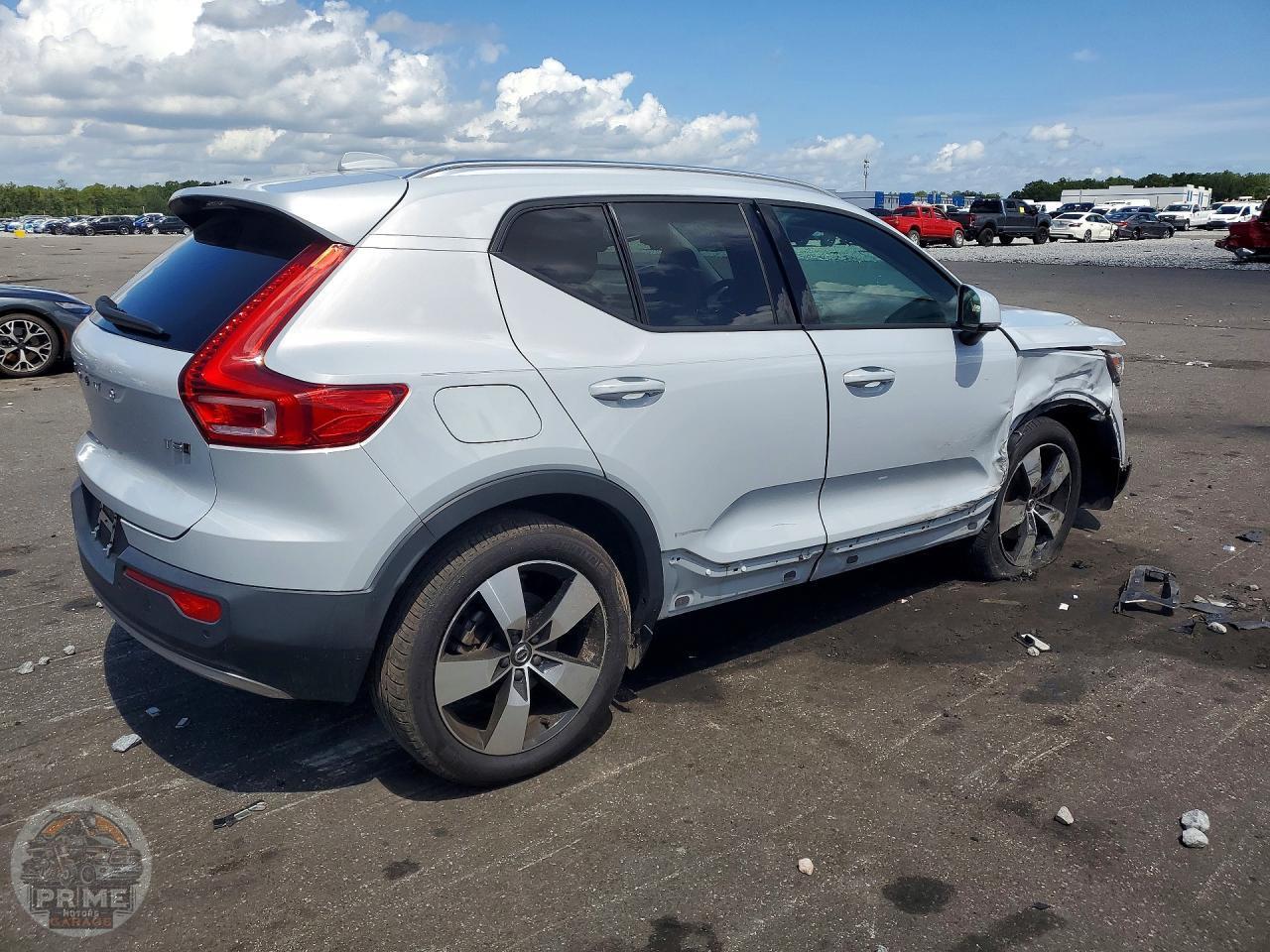 2021 VOLVO XC40 — фото 3
